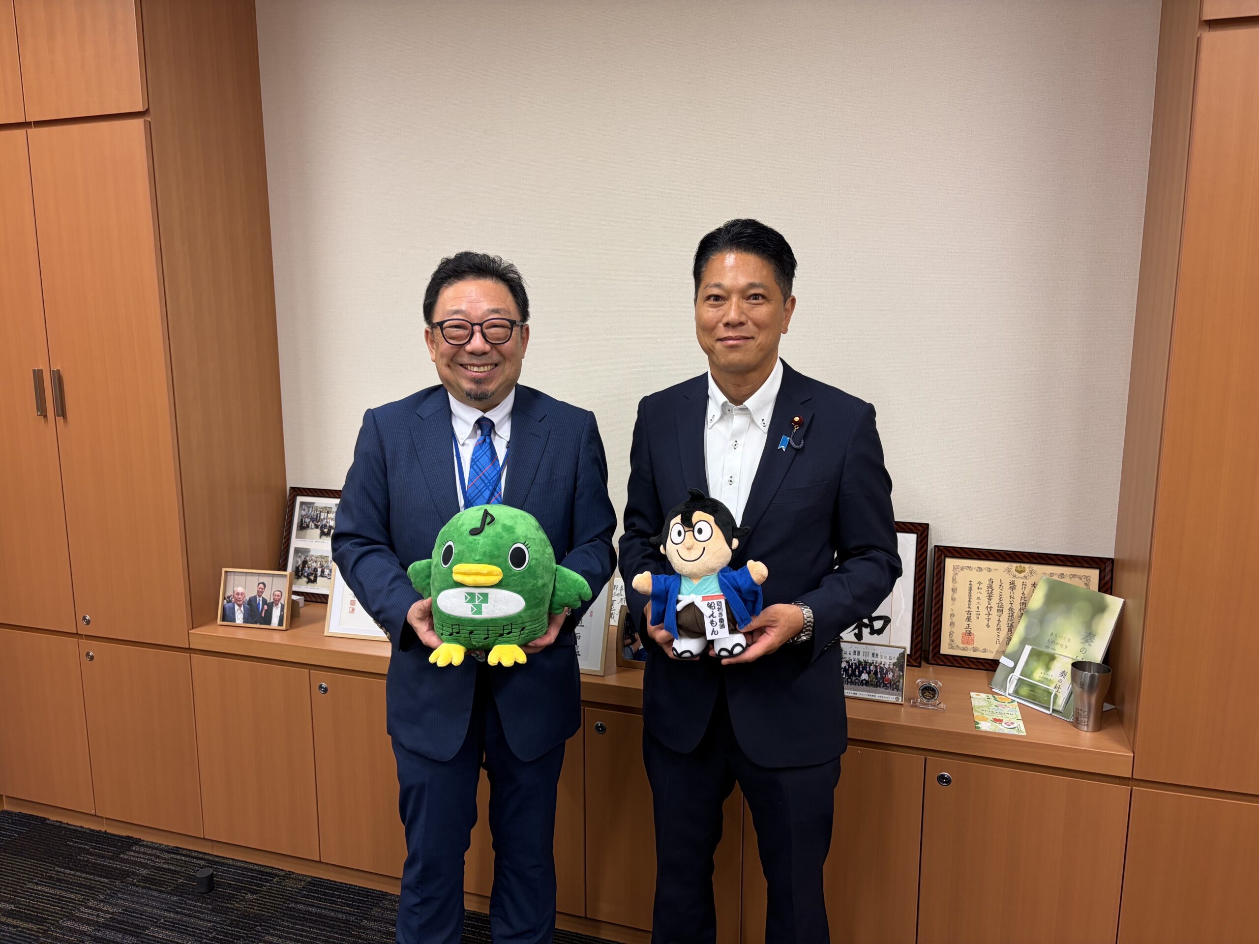 長野春信さんとコムスキル代表の野中アンディの記念写真