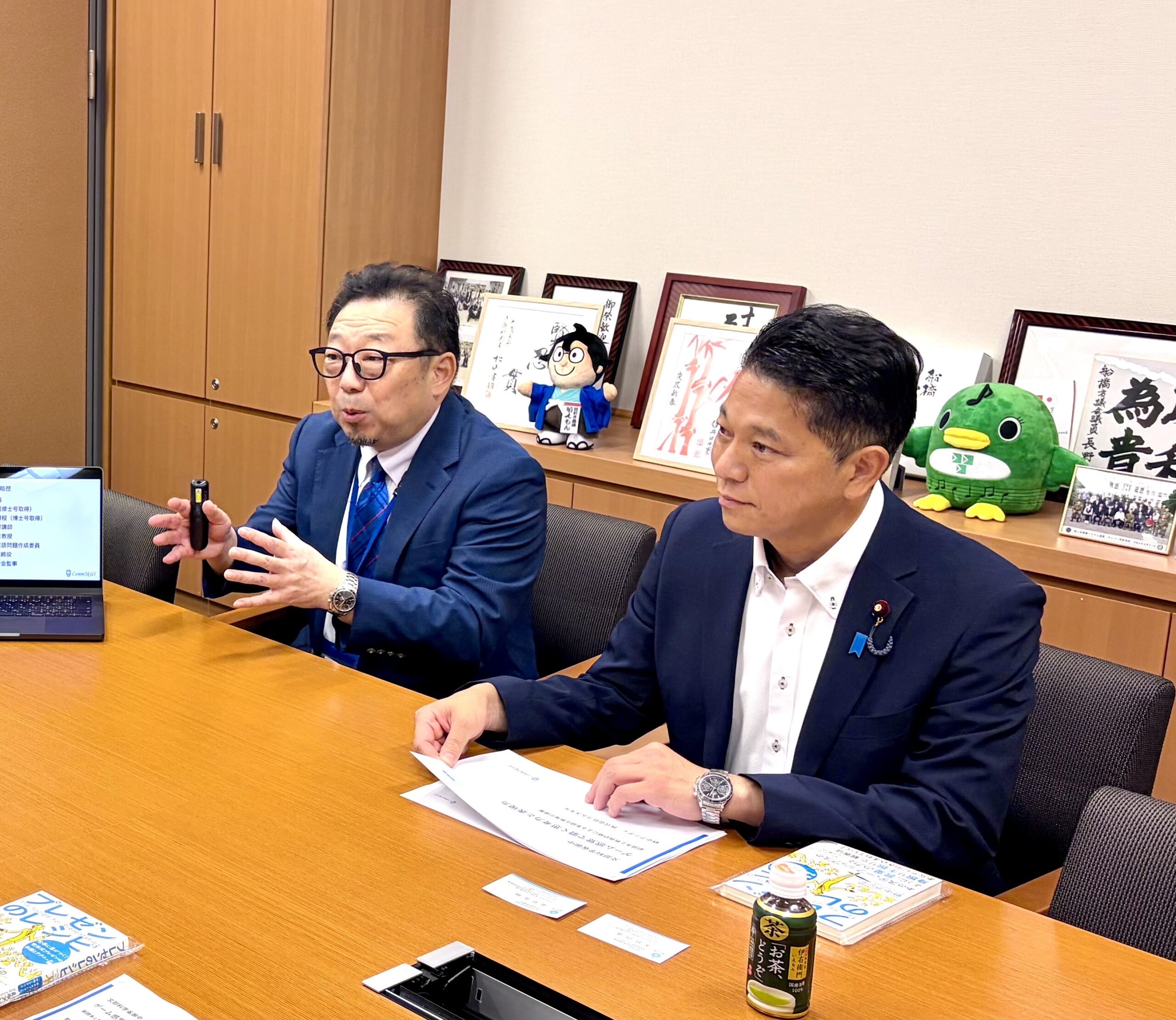 資料を前に言葉について話す長野春信さんとコムスキル代表の野中アンディ
